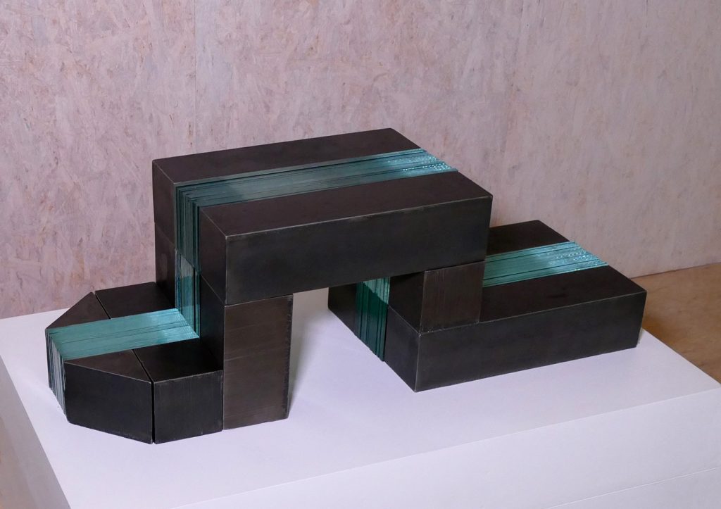 Benedikt Zint, "Enttarnt", Stahl/Glas, 30 x 90 x 30 cm, 4800 EUR